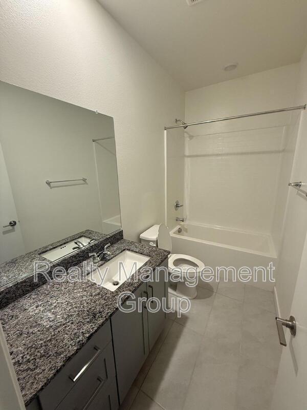 Building Photo - 5480 Shorefront Dr