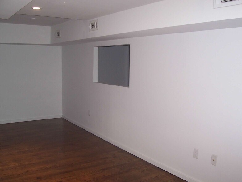 Building Photo - 42 Scholes St