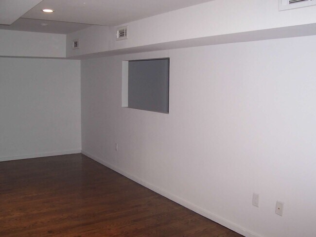Building Photo - 42 Scholes St
