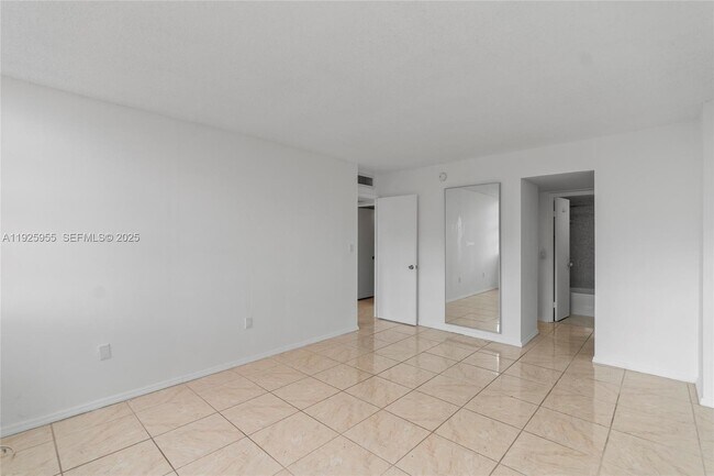 Building Photo - 1301 NE Miami Gardens Dr