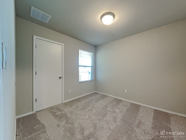 Building Photo - 5217 Saddle Clb Dr