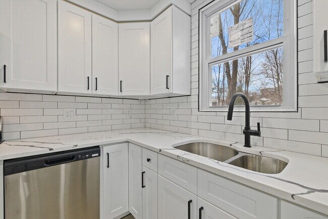 Building Photo - 19 Henry St