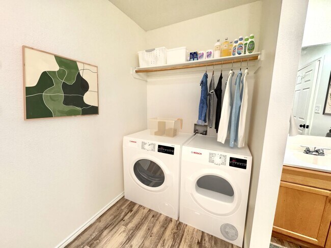 Building Photo - Leasing Special**  MOVE IN READY!