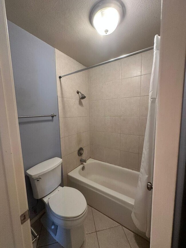 Building Photo - 3 BD/2.5 BA AVAILABLE IN GATED COMMUNITY I...