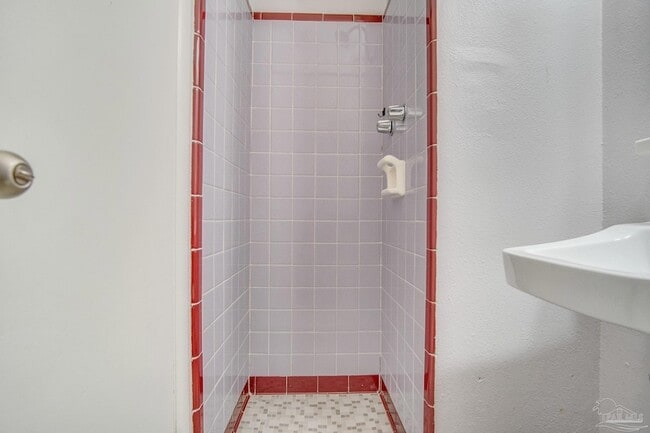 Building Photo - 1004 Kearny Dr