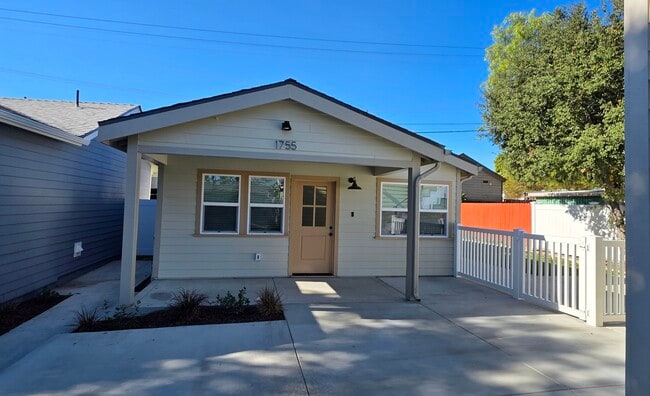 Building Photo - 1751 N Oxford Ave