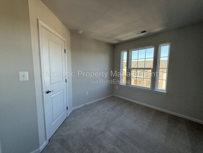 Building Photo - 1100 Rampart Dr