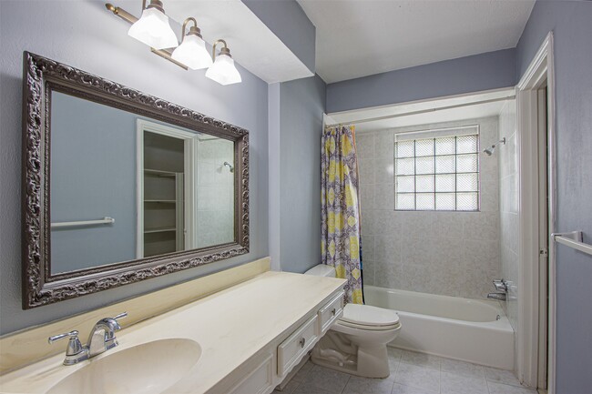 Building Photo - 9710 Springmont Dr