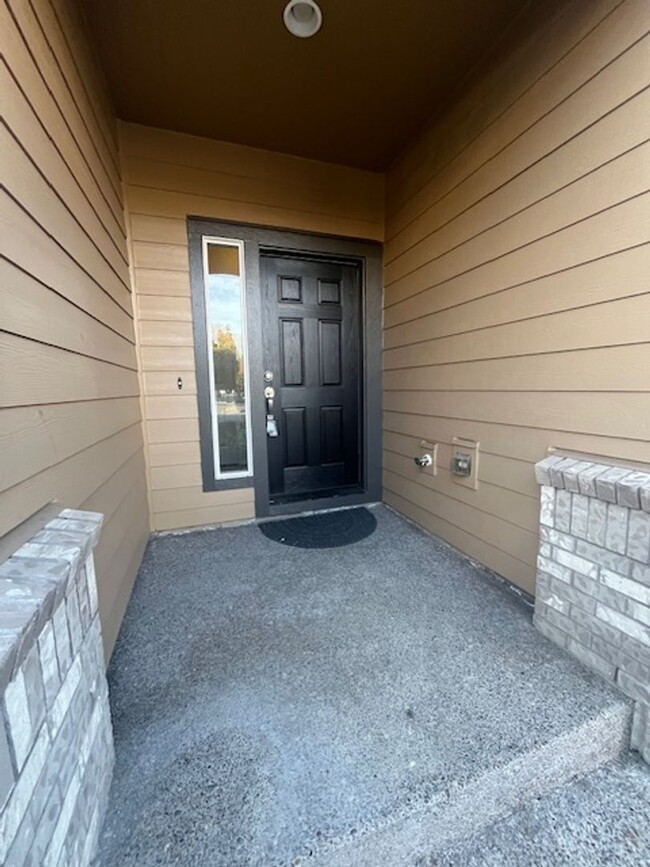 Building Photo - 3 Bedroom 2.5 Bath Newberg OR