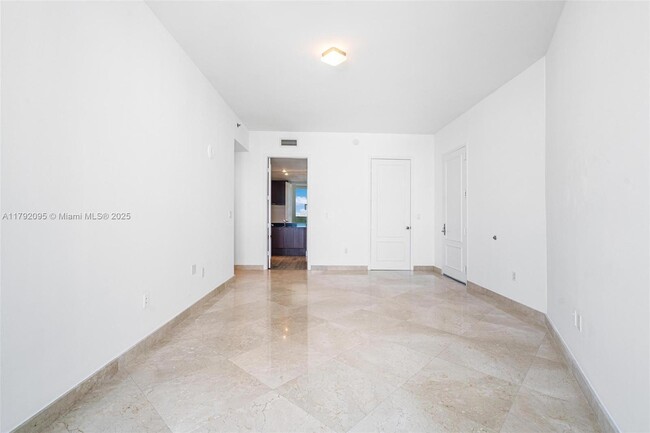 Building Photo - 16001 Collins Ave