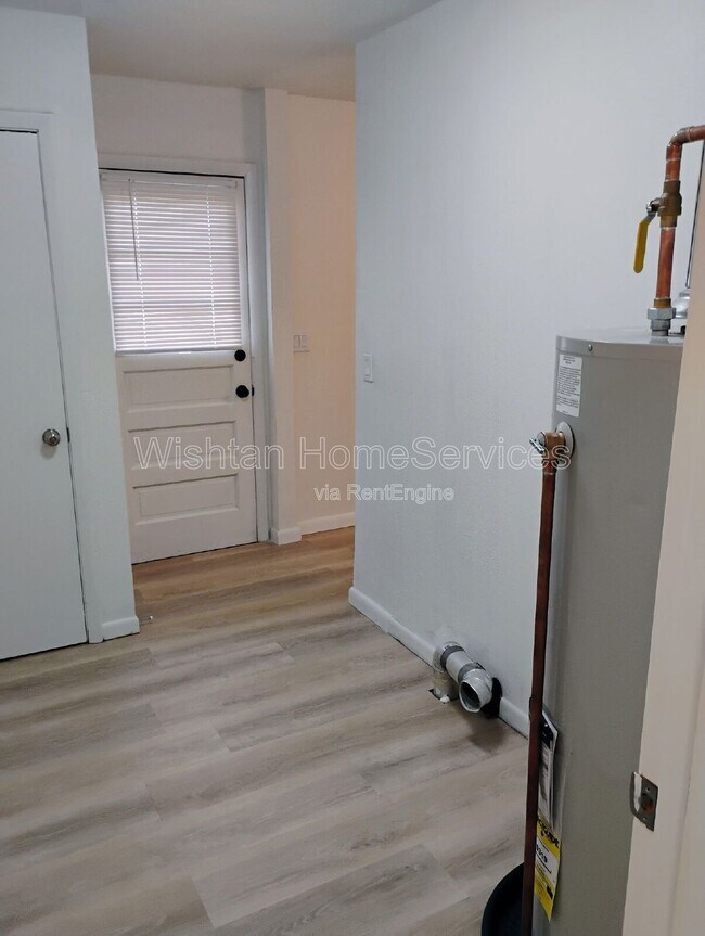 Building Photo - 22 N 17th Ave