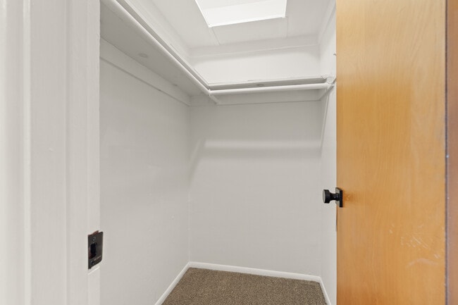 Building Photo - 5651 N Bryn Mawr St