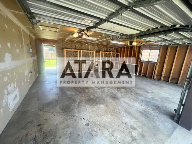 Building Photo - 703 Creek View Rd