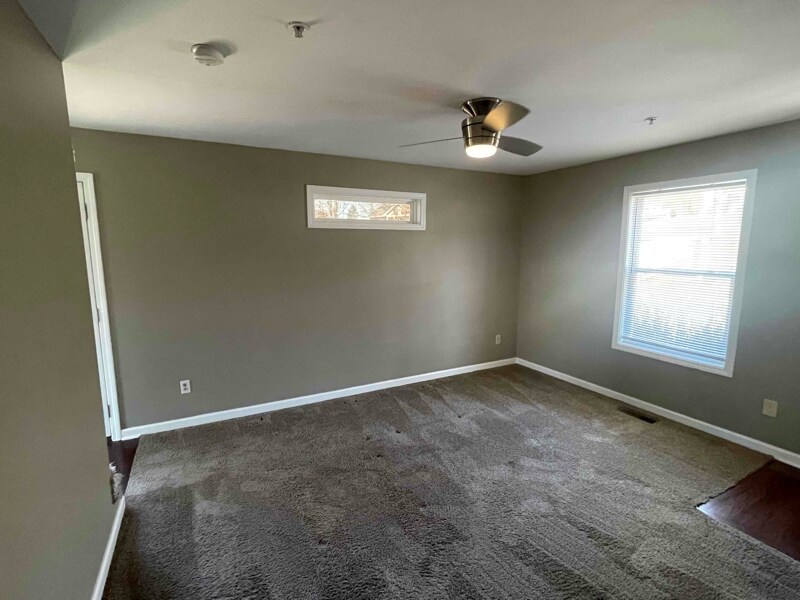 Building Photo - 206 Maple Dr