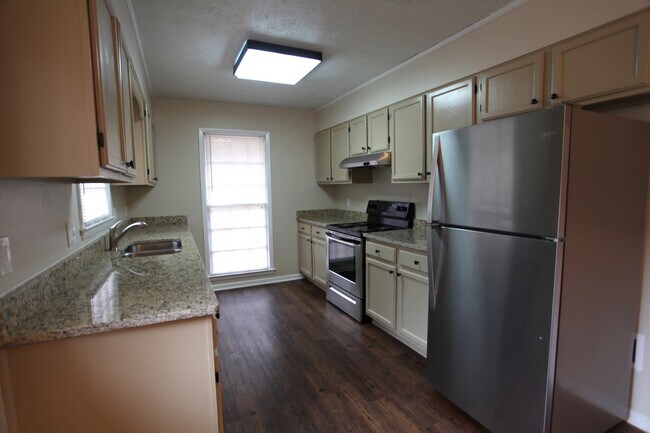 Building Photo - Newly remodeled 3bed/2bath house available...