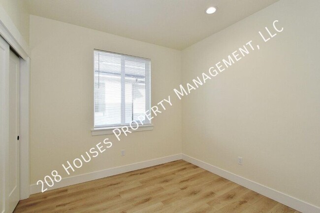 Building Photo - Immaculate Apartment *75% Off First Months...