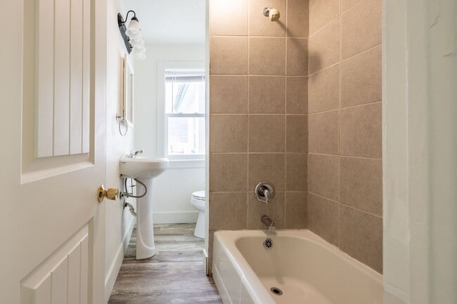 Building Photo - COUNTRY LIVING - 3 Bed 1 Bath with a 1 sta...