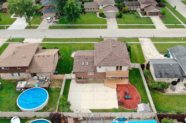 Building Photo - 13050 Meadowview Ln