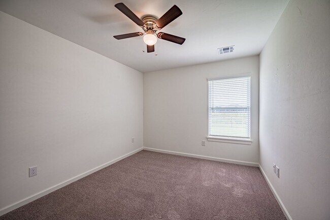 Building Photo - Welcome Home! This beautiful 3 bed home in...
