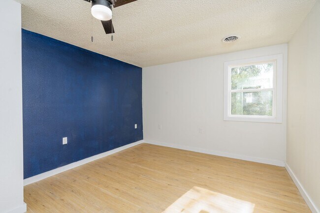 Building Photo - 4 BEDROOM 3 BATHROOM HOUSE FOR RENT