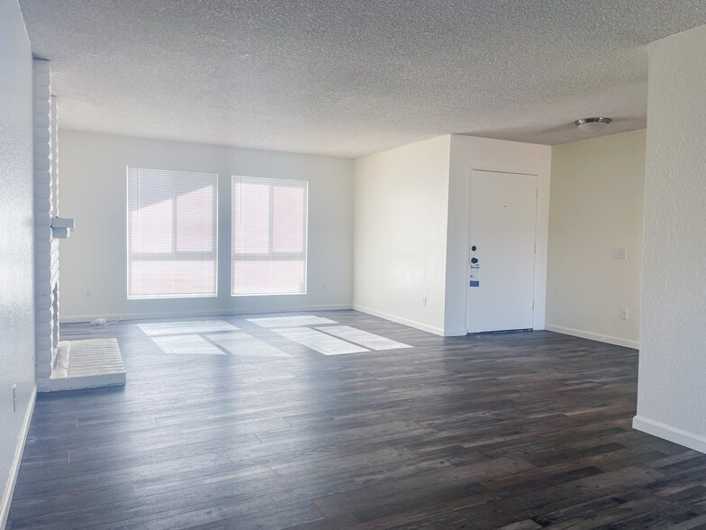 Family room from dining nook - 25770 Mariposa St