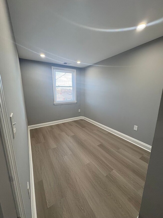 Building Photo - ** 3 BEDROOM TOWNHOME AVAILABLE**