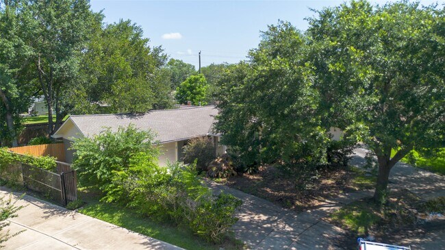 Building Photo - 5338 Creekbend Dr