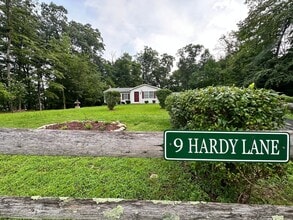 Building Photo - 9 Hardy Ln