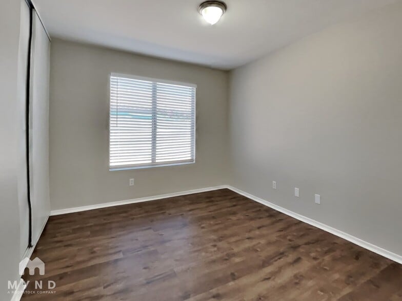 Building Photo - 16025 W Lilac St