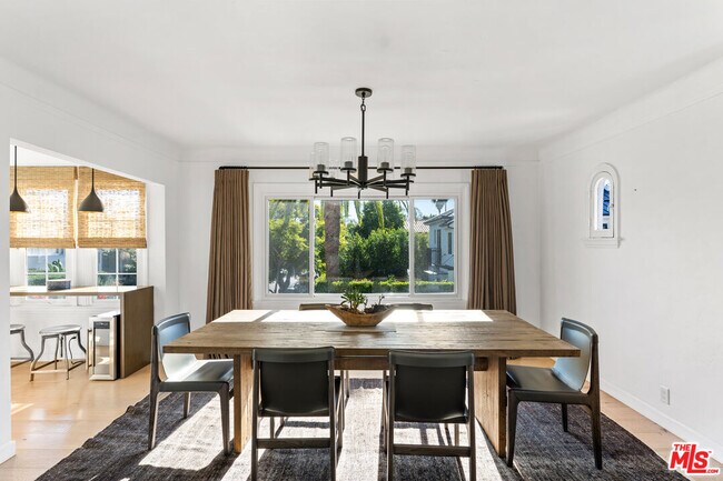 Building Photo - 502 N Sweetzer Ave