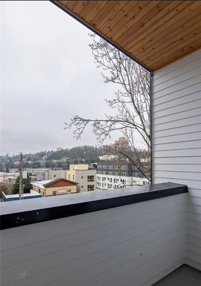 Building Photo - Welcome Home 2b/2ba Townhome with easy acc...