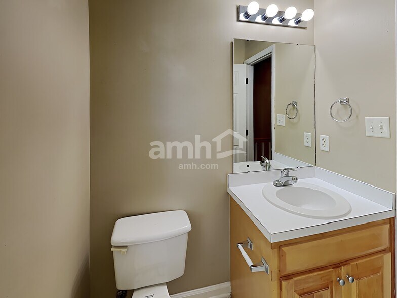 Building Photo - 1609 Middle Ridge Dr