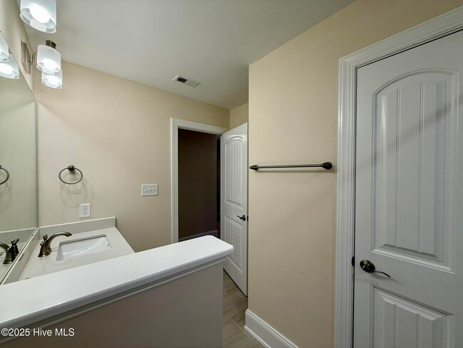 Building Photo - 300 Mashie Ct