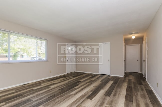 Building Photo - Two bedroom, one bathroom double in Springfield.