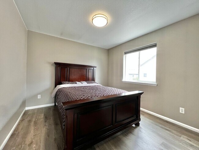 Building Photo - Spacious 5 Bed 3.5 Bath with Modern Upgrades!