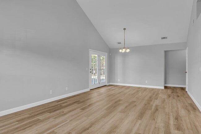 Building Photo - 525 Rushing St