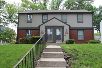 Building Photo - May FREE On This 2 Bedroom 1 Bath Duplex In The Waldo Area