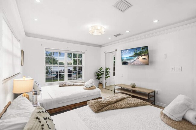 Building Photo - 19720 NE 26th Ave