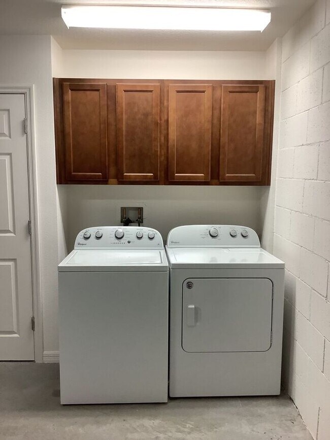 Building Photo - Furnished 4-Bedroom Pool Home in Davenport...