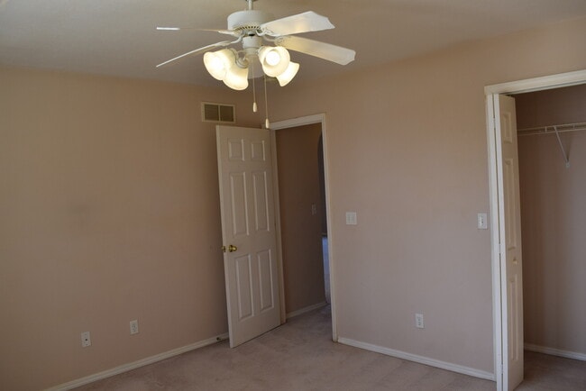 Building Photo - 4 bed / 3 bed Home with Gorgeous View!!!