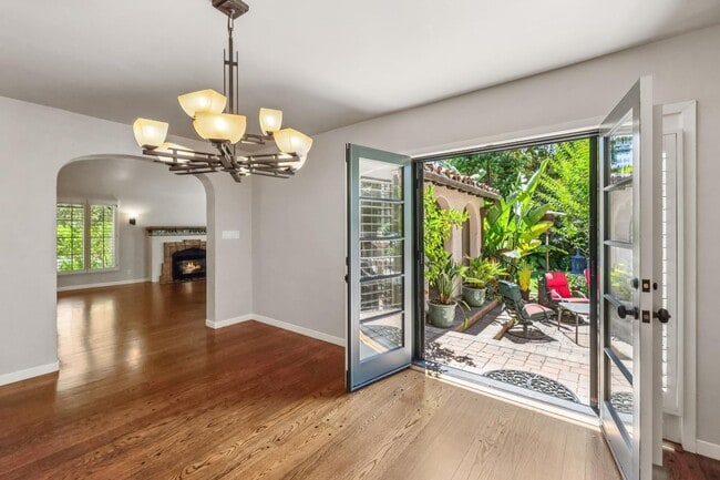 Building Photo - Mediterranean Beauty in Crescent Park – 5B...