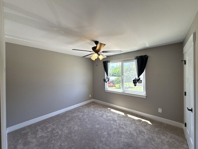 Building Photo - 133 Openview Dr