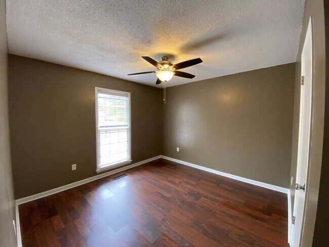 Building Photo - 221 Ridgewood Dr