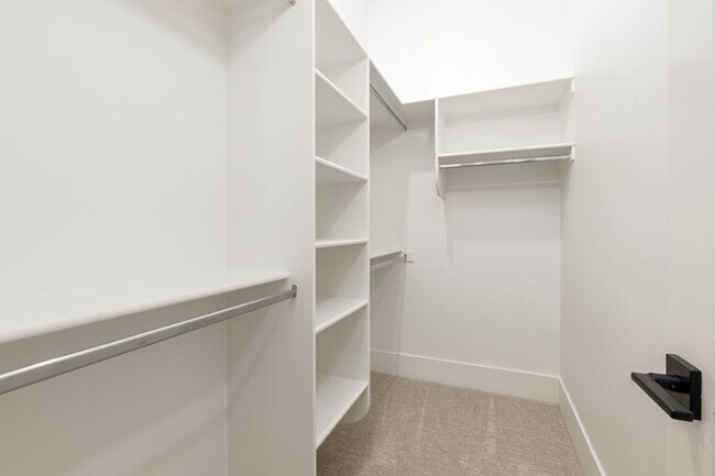 Building Photo - 6 bedroom with RV Garage and Hot Tub