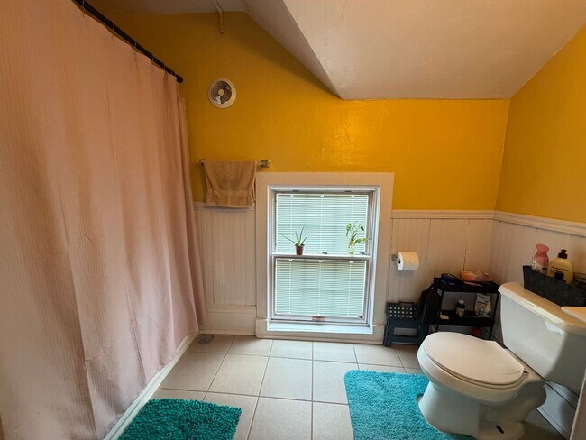 Building Photo - Spacious Three Bedroom Single Family near John Ball Zoo!