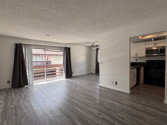 Building Photo - Great 2 bedroom 1 bath condo with a Covered Parking outdoor patio and in great Condition!