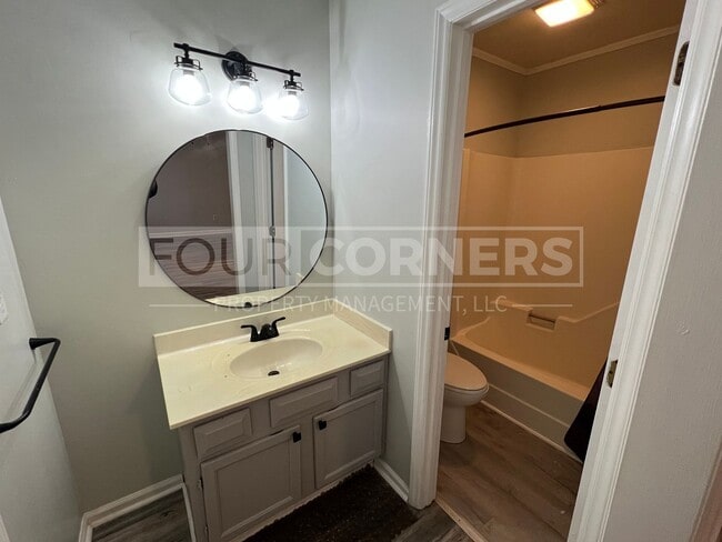 Building Photo - Beautiful 3 Bedroom 2.5 Bath Townhouse