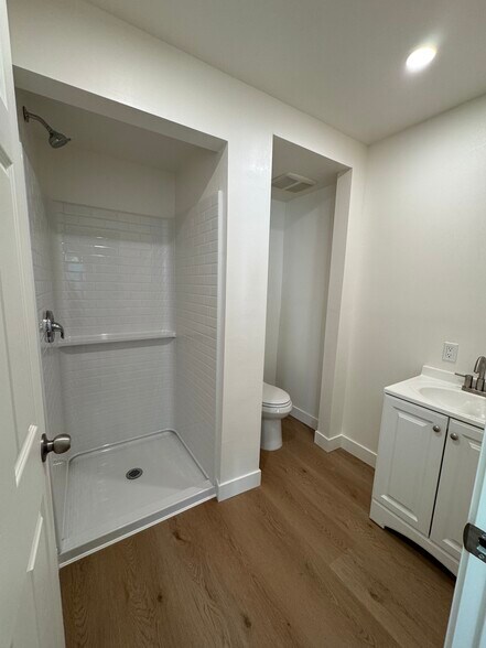 Building Photo - 6534 Peach Ave