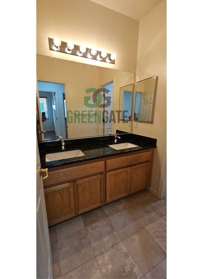 Building Photo - Available Now! 3 Bedroom 2 Bath Spacious Home in Tracy!!