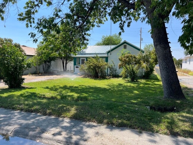 Building Photo - 2 Bed 1 Bath Newly Remodeled Home w/ Fence...